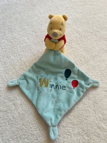 Doudou plat mouchoir Winnie l’ourson