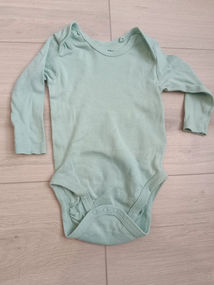 Lot bodies 3-6 mois - photo numéro 2