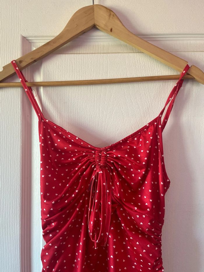 Robe rouge avec des cœurs - photo numéro 2