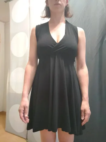 Robe noire dos nu