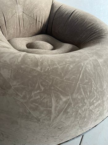 Joli pouf, gonflable taupe