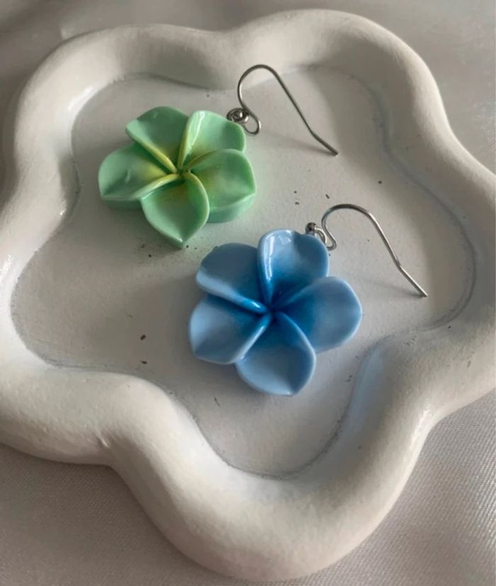 Boucles d’oreilles dépareillées fleur d’hibiscus verte et bleue - photo numéro 4