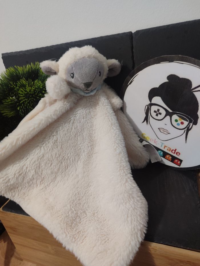 doudou mouton agneau tex Baby grelot gris blanc bandana bleu plat Crème DD002868