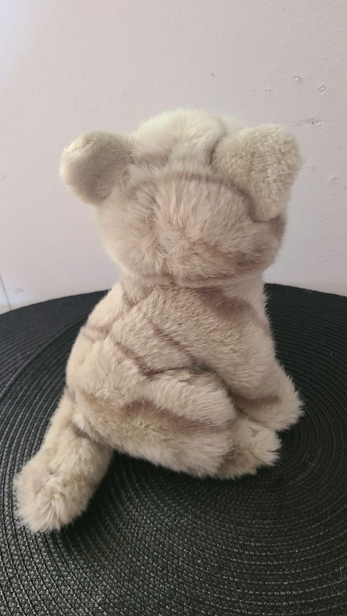 Gipsy Taille : environ 20 cm Chat assis tigré gris et poitrail blanc, yeux en plastique bleus, miaul - photo numéro 4