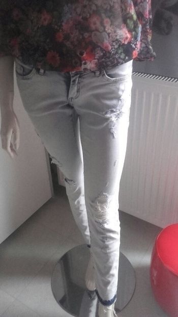 Jeans slim neuf délavé effet destroy