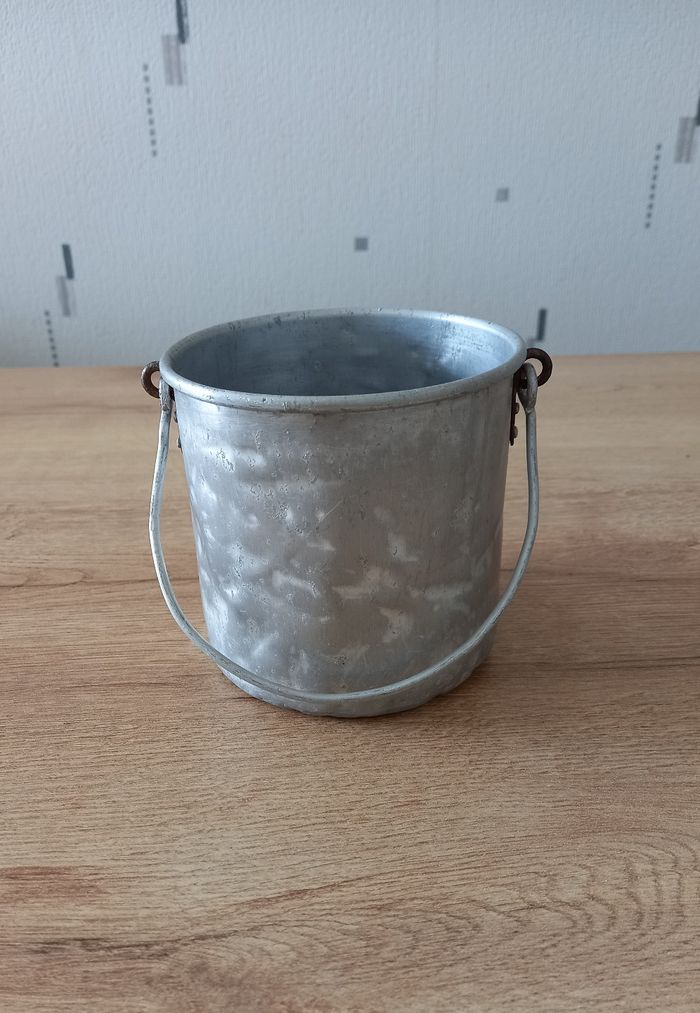 Timbale ancienne en aluminium. - photo numéro 3