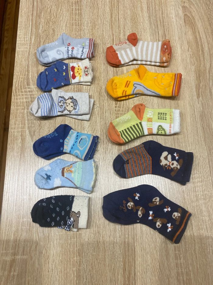 11 paires de Chaussettes de 1 mois à 2 ans. Très bon état à bon