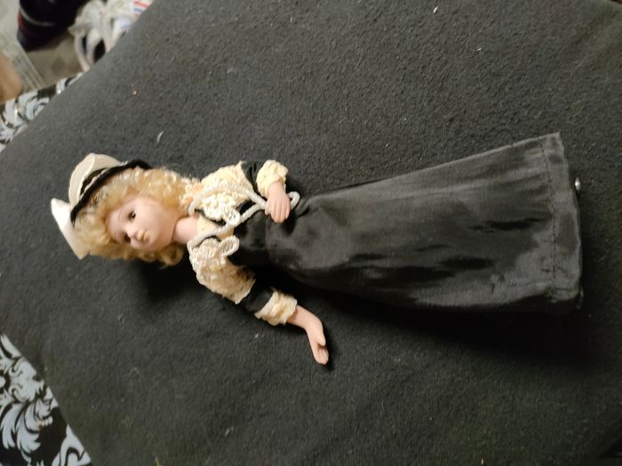 Petite poupée en porcelaine - photo numéro 8