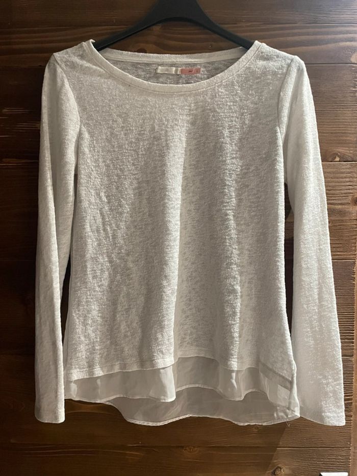 Pull léger blanc voile dans le dos