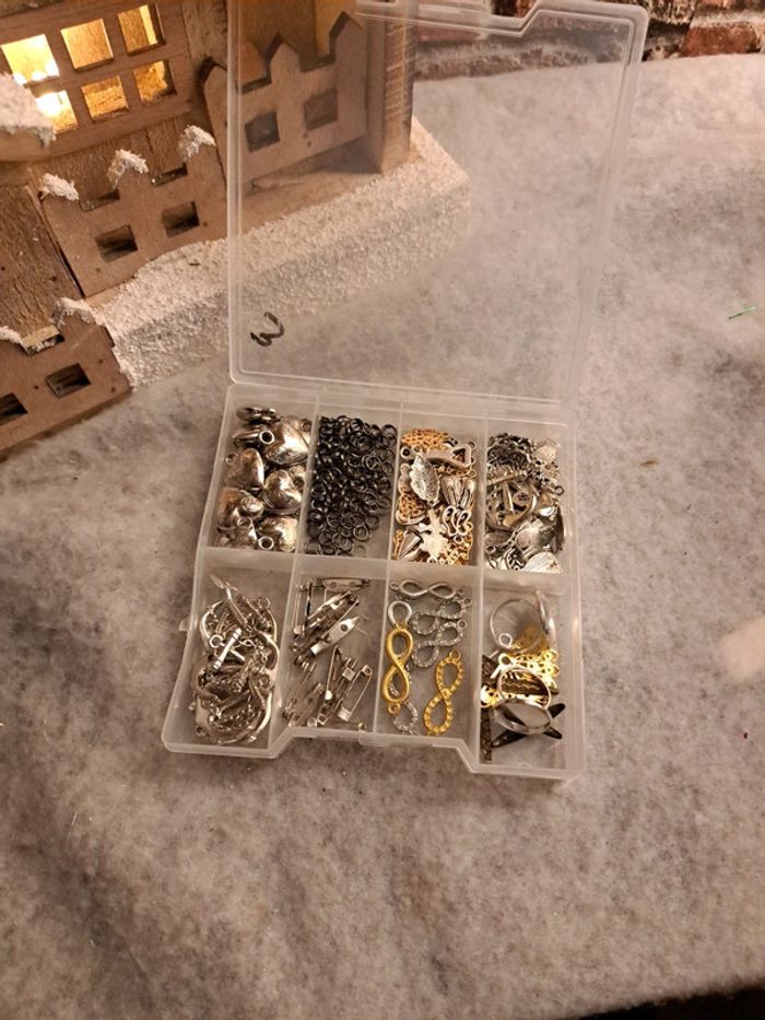 Breloques argenté et doré avec boîte