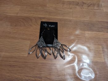 Boucles d'oreilles neuves avec étiquettes