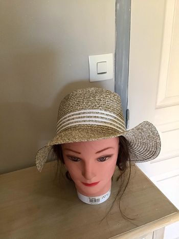 Très beau chapeau femme coloris beige et blanc de taille unique