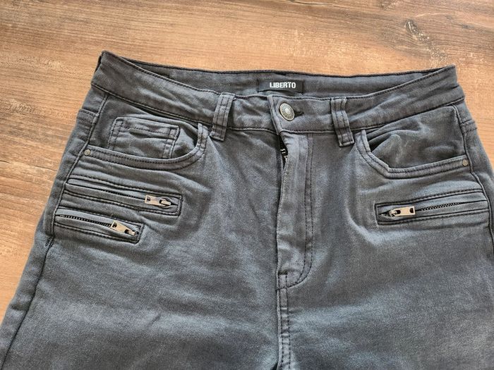 Pantacourt bermuda short noir liberté taille 38 en excellent état avec elasthane - photo numéro 3
