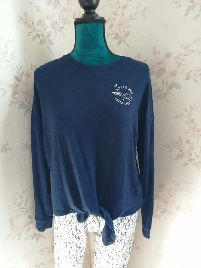 Pull fin bleu marine avec noeud en bas et broderie avion et message / gémo / (L) - photo numéro 3