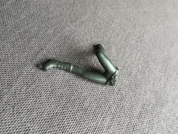 Jambes d'une figurine sur socle