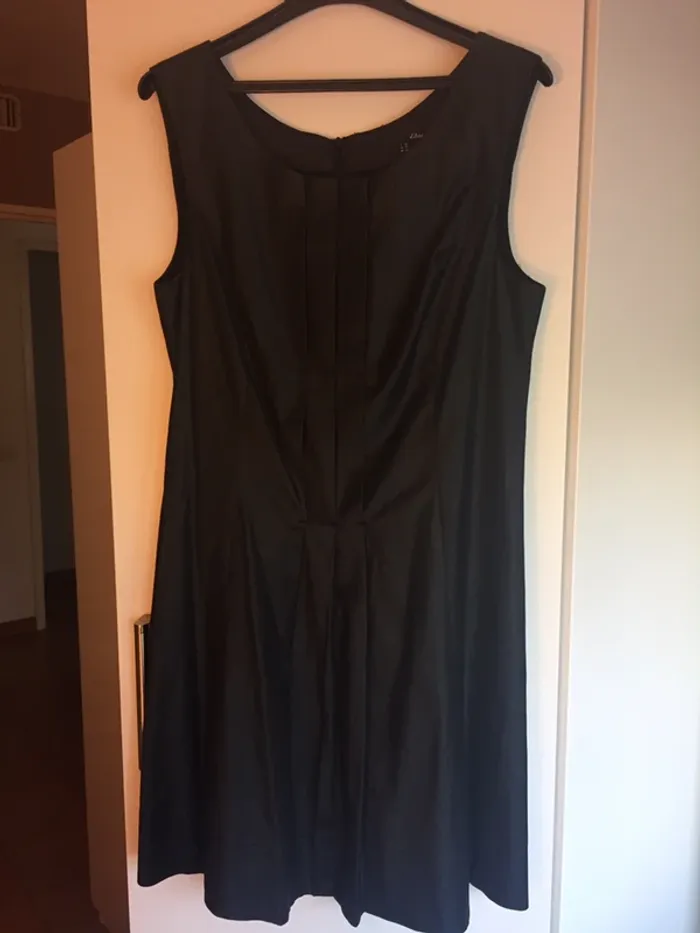 Robe noire satinée
