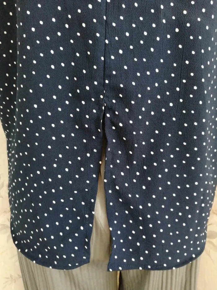 Blouse bleu marine sans manches à pois blancs, fente au dos / jennyfer / (L) - photo numéro 4