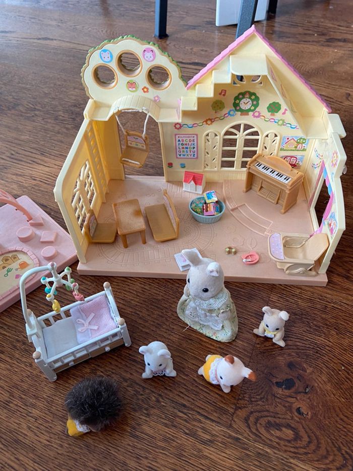 Nursery, bac à sable, bus et bébés sylvanian families - photo numéro 2