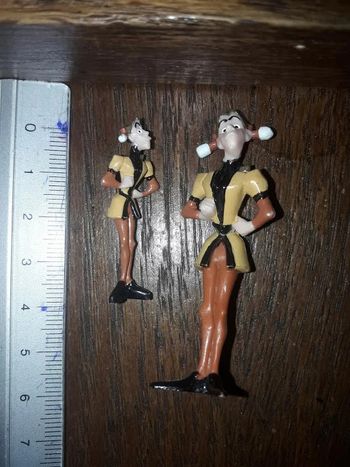 1 figurine bossu de notre dame celle de droite