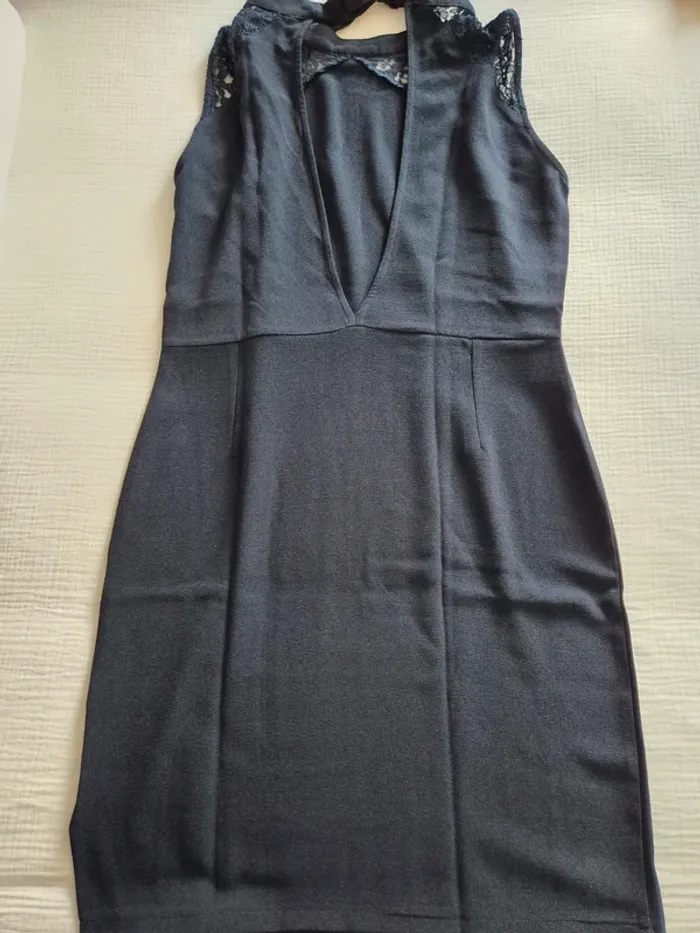 Robe de cocktail dos nu et dentelle bleu marine - photo numéro 8