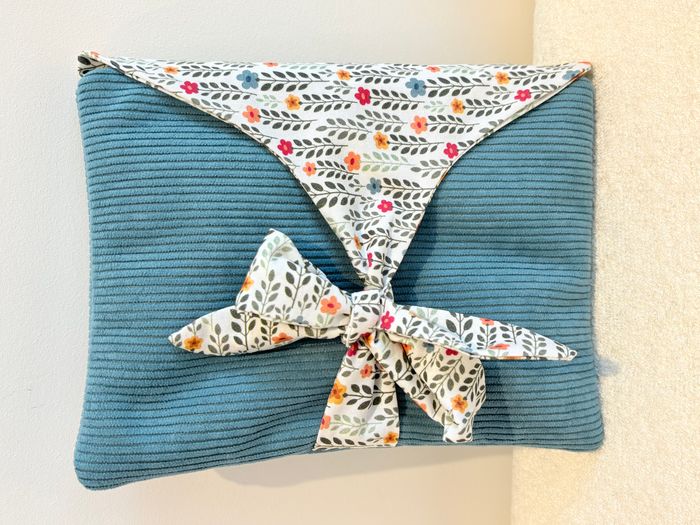 Pochette à livre de poche ou liseuse Bleu Canard Fleurie