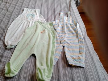 lot de vêtements taille 12 mois