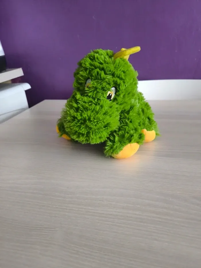 Dinosaure en peluche