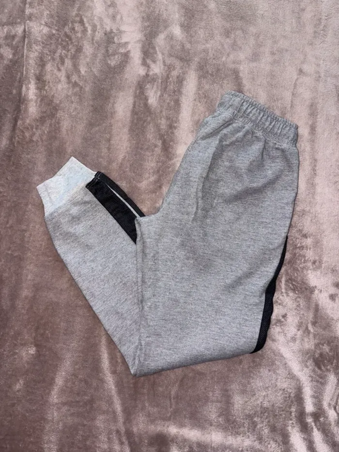 Pantalon de jogging femme gris Bershka taille XS en très bon état. - photo numéro 3