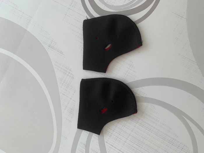Chaussettes à talons noir et rouge - 10.5 x 10.5 cm - photo numéro 2