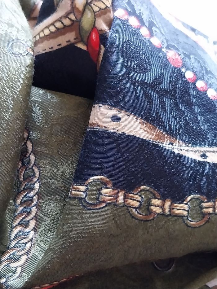 Foulard femme vintage motif ruban dorures médailles étoiles et blasons - photo numéro 2