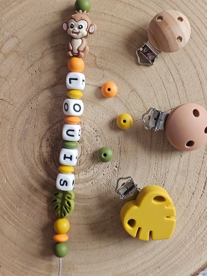 Attache tétine personnalisé ✨ Une tétine qui ne se perd plus et un accessoire unique ✨
Découvrez nos attaches tétines personnalisées au prénom de bébé 🍼💖
Utile, joli et 100% sécurisé ➝ Le cadeau parfait pour une naissance ou un baptême 🎁
👉 Dis-nous le pr