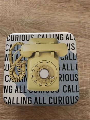 Boîte en métal «  calling all curious «
