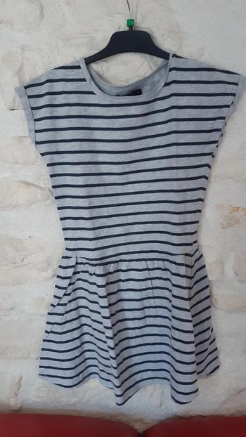 Tres jolie robe rayée grise 8 ans