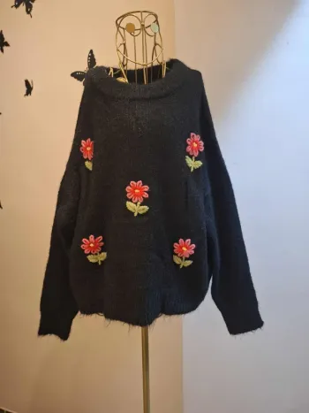 Pull noir brodé