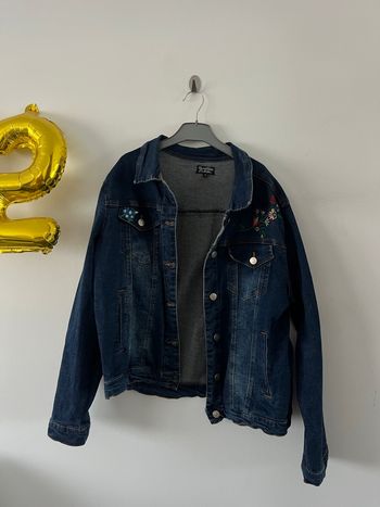 Veste en jean avec broderies fleurs