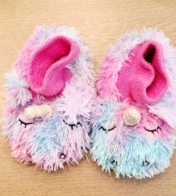 Chaussons licorne  taille 25 en bon état