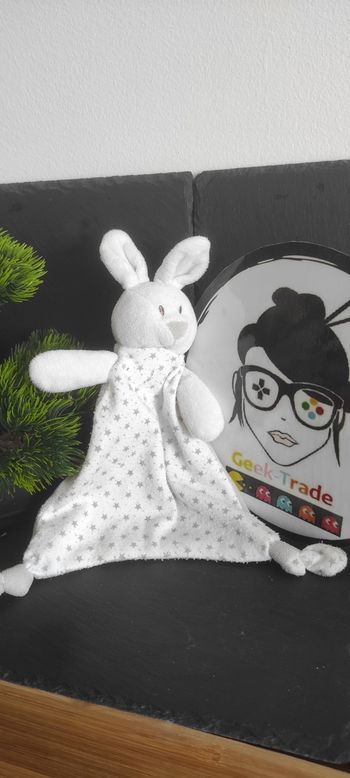 Doudou plat lapin orchestra triangle blanc gris étoiles Noeuds