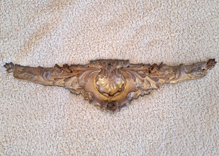 Grand ornement garniture en métal doré pour meuble et autre