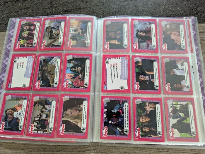 Vend classeur avec cartes collection chica vampiro
Voir photos pour voir la totalité des cartes présentes - photo numéro 5
