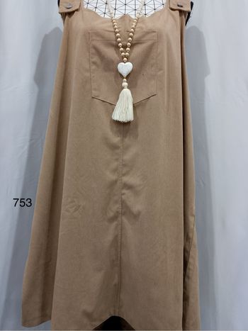 Un charme rétro qui ne se démode jamais 💫 Cette robe débardeur tricotée noire grande taille incarne la mode féminine intemporelle : un design épuré, une matière respirante, et une coupe confortable pensée pour sublimer les courbes avec élégance.  Ses gros