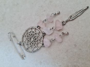 Broche capteur de rêve pierres