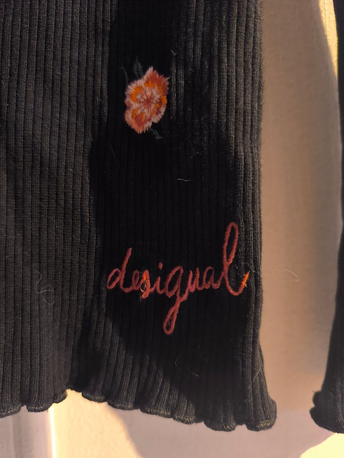 Tee-shirt manches longues fille Desigual 5-6 ans très bon etat - photo numéro 2