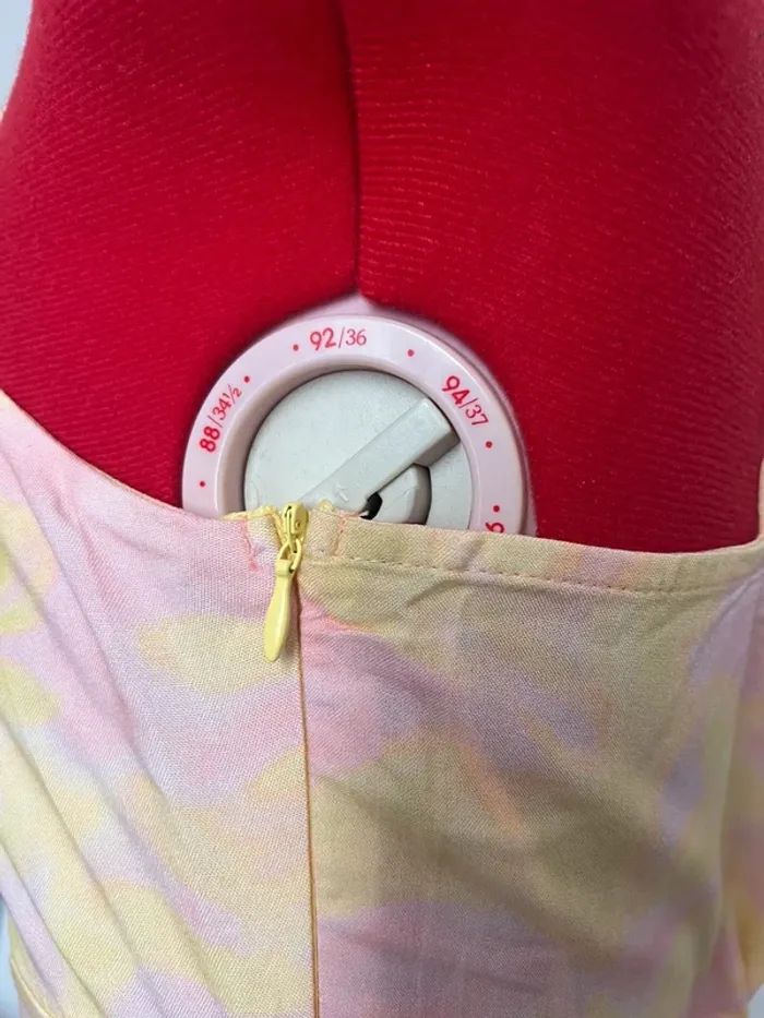 Robe midi à ouverture pastel jaune et rose Jennyfer - photo numéro 5