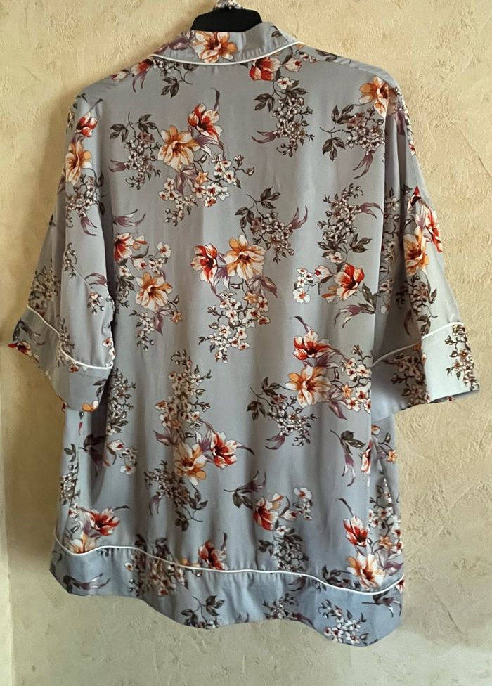 Kimono homewear satiné gris fleuri  (M) - photo numéro 2