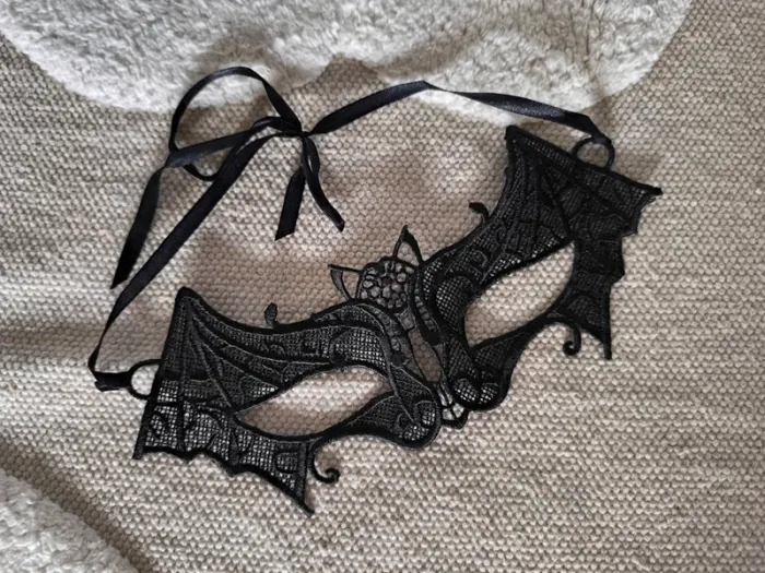 🦇 Masque chauve-souris noir en dentelle – rigide & élégant