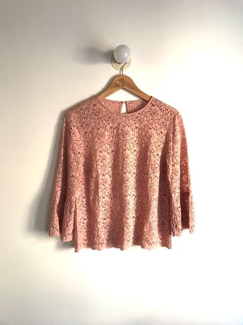Haut transparent en dentelle rose et manches à volant taille 38/40