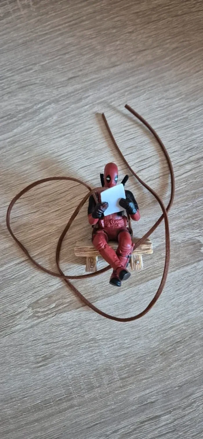Figurine DeadPool suspendu assis sur un banc. - photo numéro 11