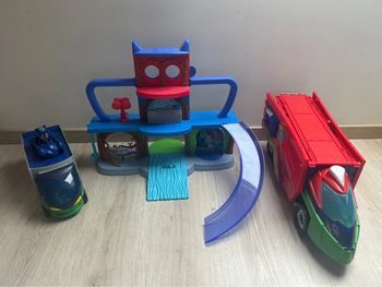 Lot Jouets Pyjamasques – Quartier général + 3 véhicules dont le bus transformable