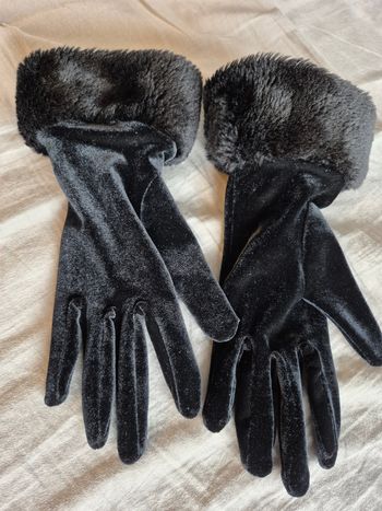 Gants  velour noir avec bordures en fourrure T 6,5
