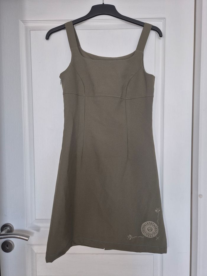 Robe kaki